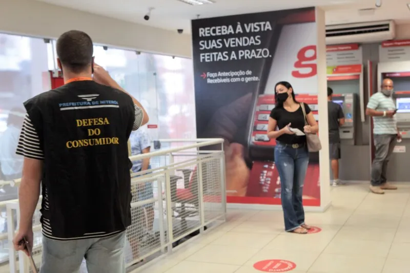Agentes do Procon e do Departamento de Fiscalização de Posturas da Seop autuaram duas agências bancárias por aglomeração e falta de álcool em gel  

