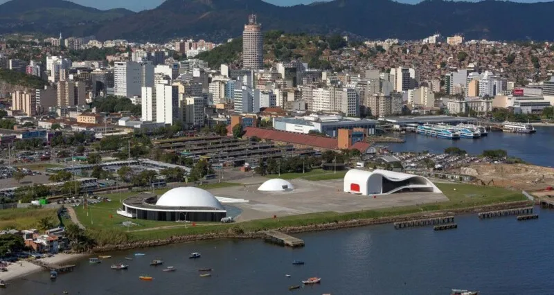Imagem ilustrativa da imagem Profissionais de educação, rodoviários e pessoas com comorbidades começam a ser vacinados em Niterói no dia 3 de maio