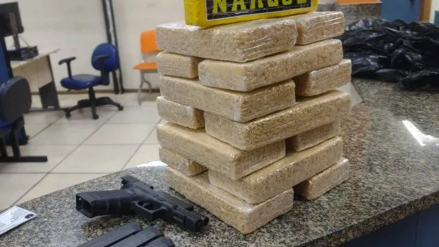 Imagem ilustrativa da imagem PM é preso com 14 quilos de cocaína e uma pistola no Rio