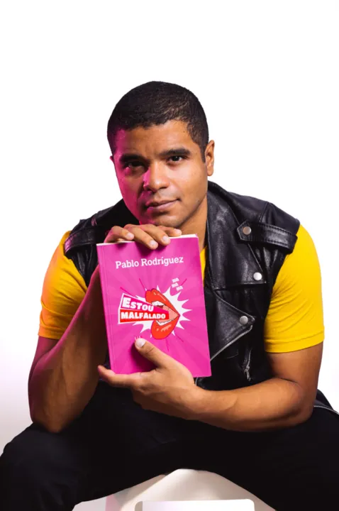  Pahby, comemora o triunfo em sua estreia literária