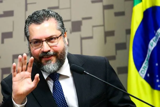 Ernesto Araújo é o 14º ministro a deixar o governo