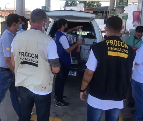 Durante a operação, a nota fiscal de compra das mercadorias foi analisada, assim como os cupons de saída e os valores exibidos nas bombas