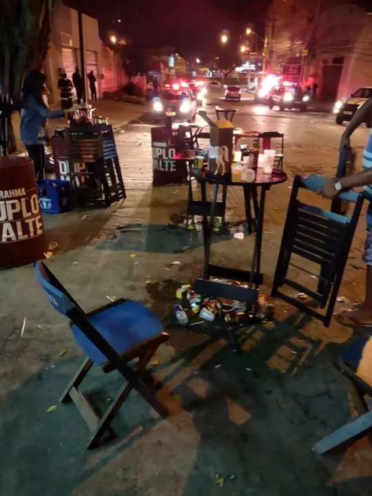 Cerca de 300 pessoas se aglomeravam no local