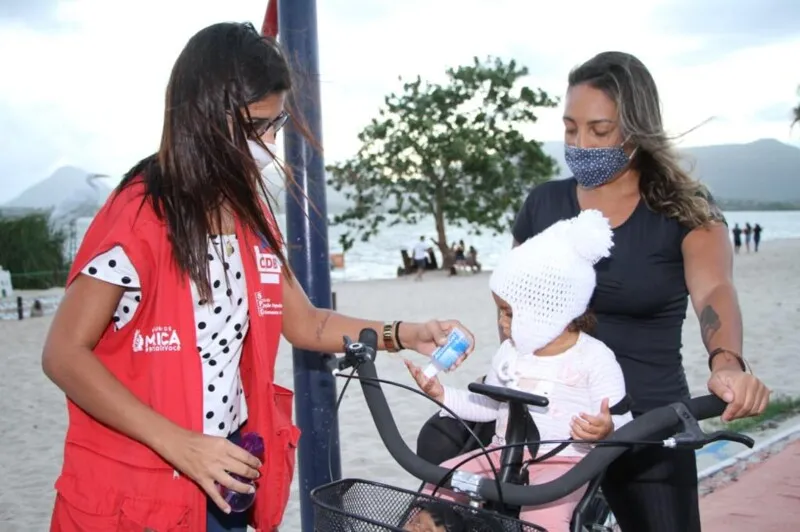 O vírus vem sofrendo mutações, em especial no Brasil, o que desencadeou cepas mais virulentas – com maior potencial de contaminação