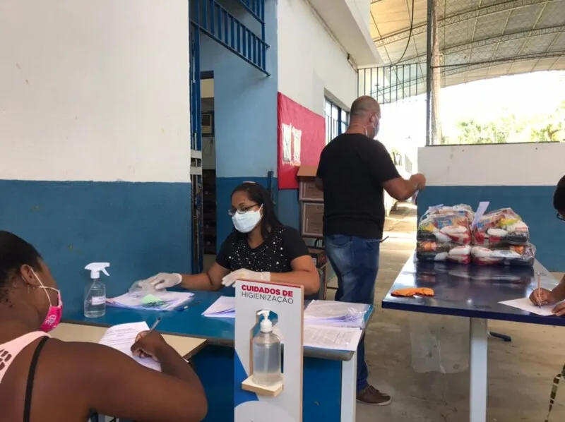 Entre outros itens, os pacotes contam com arroz, feijão, leite em pó, aveia, além de maçãs e óleo
