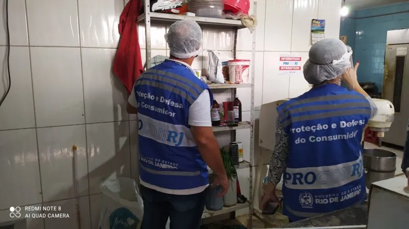 Os agentes também encontraram veneno para ratos numa padaria, que fica no bairro Neves