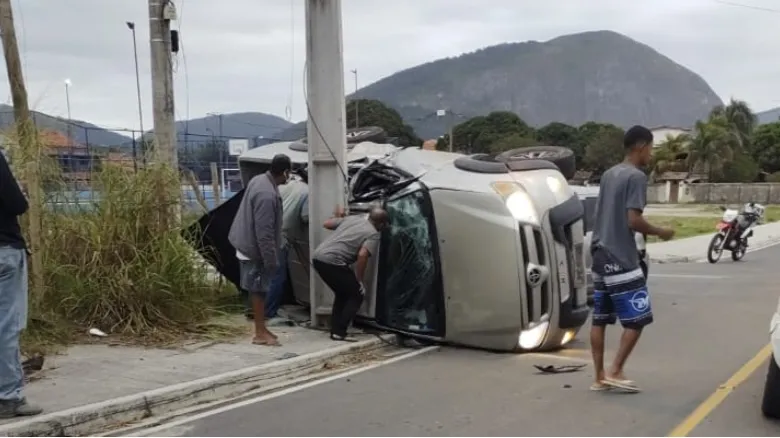 veículo perdeu o controle e bateu no poste 