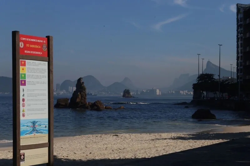As placas trazem informações como o significado da cor de cada bandeira sobre as condições do mar