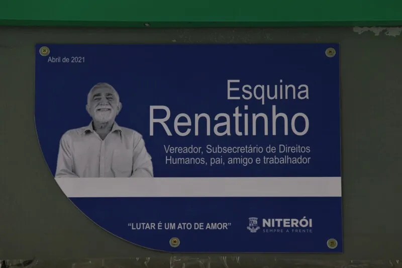 . A placa foi colocada na esquina das ruas Gavião Peixoto e Pereira da Silva, em Icaraí