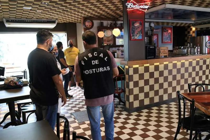 A partir de segunda-feira (8), o setor de bares e restaurantes poderá funcionar presencial até as 18h