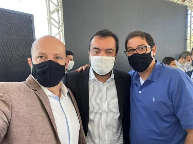 Cláudio Castro, ao lado do prefeito de Itaboraí, Marcelo Delaroli, e do deputado federal Altineu Côrtes 