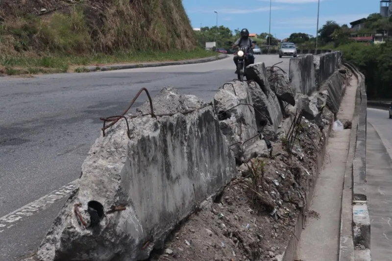 Imagem ilustrativa da imagem Viaduto de Maria Paula continua destruído e oferece perigo a motoristas mesmo após seis anos