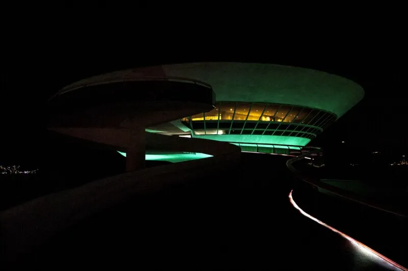 Imagem ilustrativa da imagem MAC Niterói recebe iluminação verde pelo Dia da Defensoria Pública