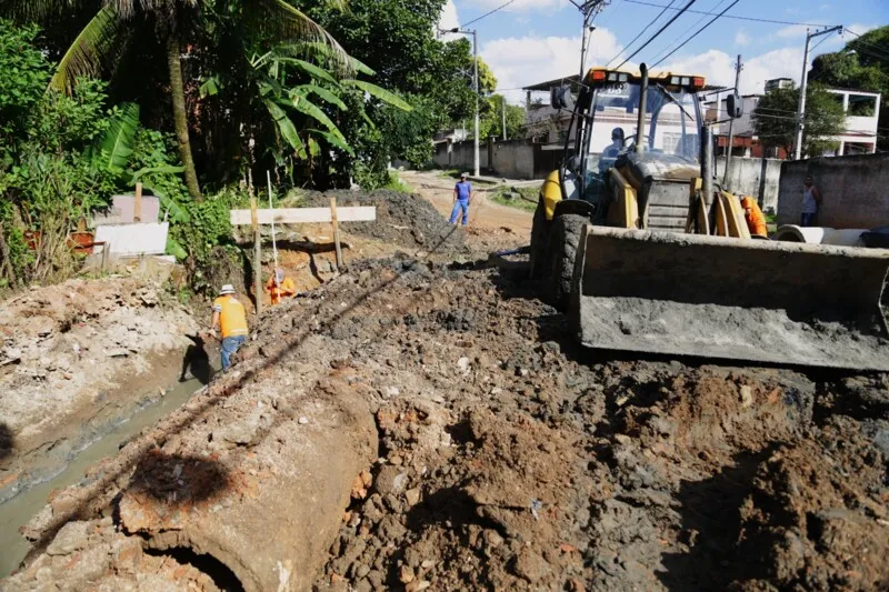 Obra de drenagem e troca de esgoto no Bairro Almerinda