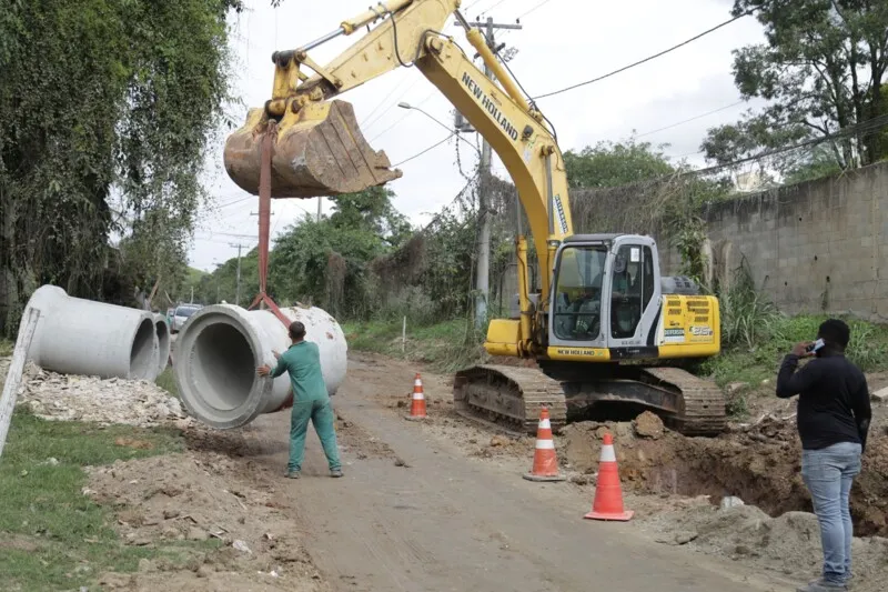 A obra na via, que conta com aproximadamente seis quilômetros de extensão, foi dividida em três trechos