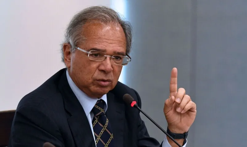 Imagem ilustrativa da imagem 'Auxílio pode voltar se vacinação fracassar', diz Guedes