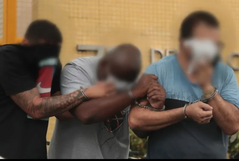 Imagem ilustrativa da imagem Policial Civil e dois falsos agentes são presos após invadir casa na Praia das Pedrinhas