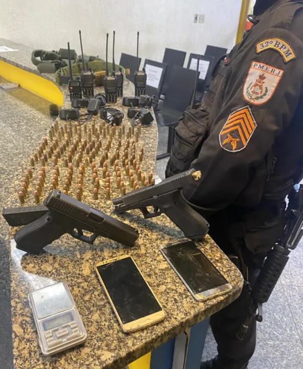 Na ação, os policiais apreenderam duas pistolas, carregadores, munições, dois cintos de guarnição (utilizados por forças policiais) , cinco rádios comunicadores, dois celulares e uma balança de precisão