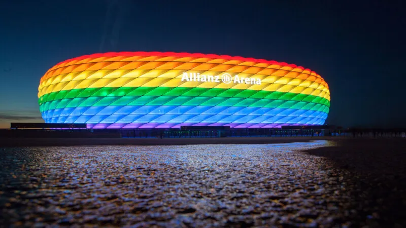 Allianz Arena iluminada com as cores da bandeira LGBTQIA+