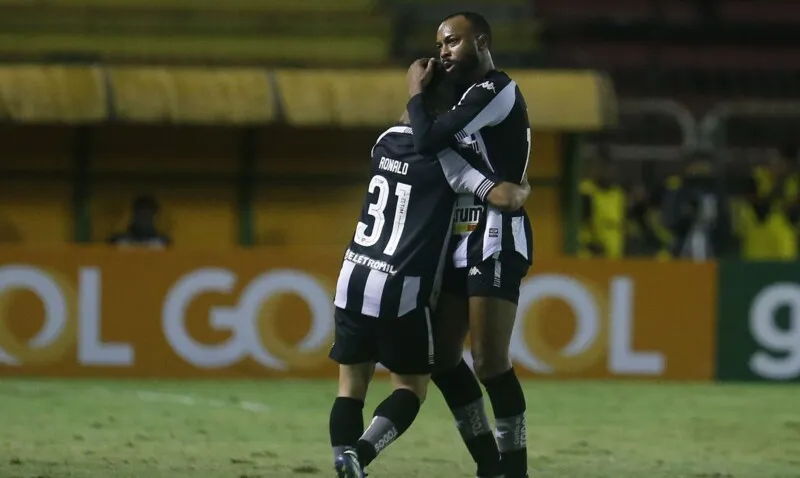 Chay marca o gol da vitória por 1 x 0 contra o time da capital baiana
