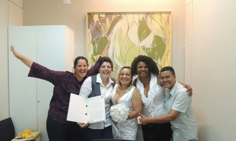 Casal celebra a união