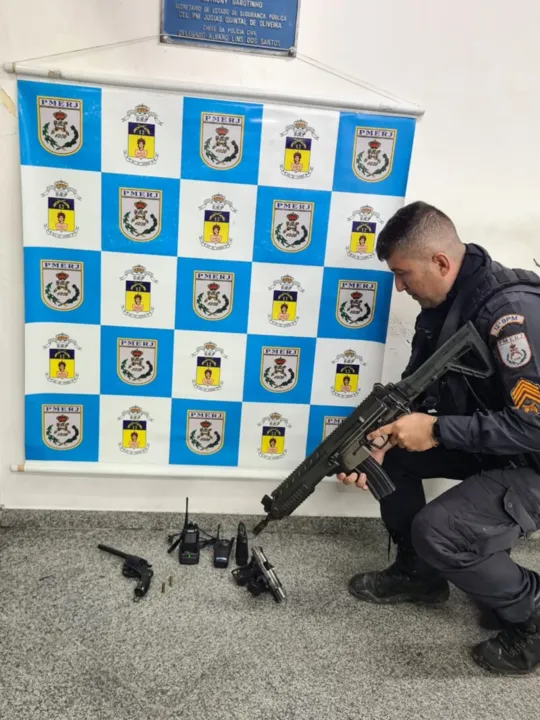 Armas, rádios, munições e explosivo apreendidos durante a abordagem