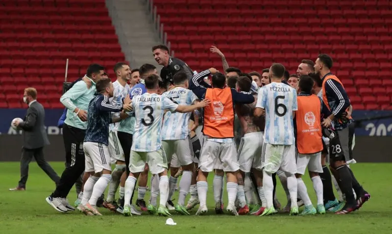 Argentina bate a Colômbia e está na final da Copa América
