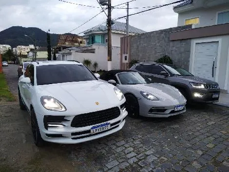 Veículos de luxo apreendidos durante a operação