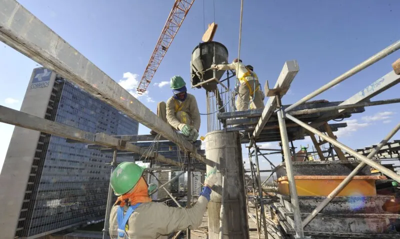 Homens trabalhando em construção civil