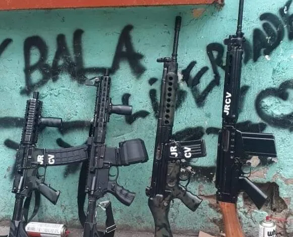 Armas foram expostas nas redes sociais nas últimas horas 