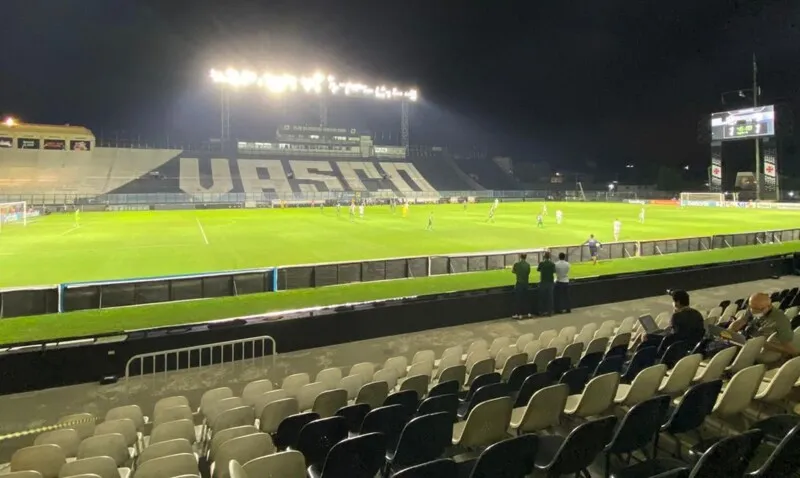 Imagem ilustrativa da imagem 'De olho' na reestruturação, Vasco joga com N. Iguaçu