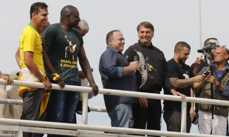O presidente Jair Bolsonaro, em ato no Rio de Janeiro, junto ao ex-ministro da Saúde Eduardo Pazuello