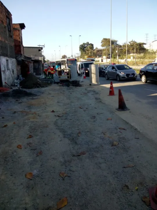 A obra de recuperação de um trecho da RJ-104 vem sendo executada na pista sentido Alcântara