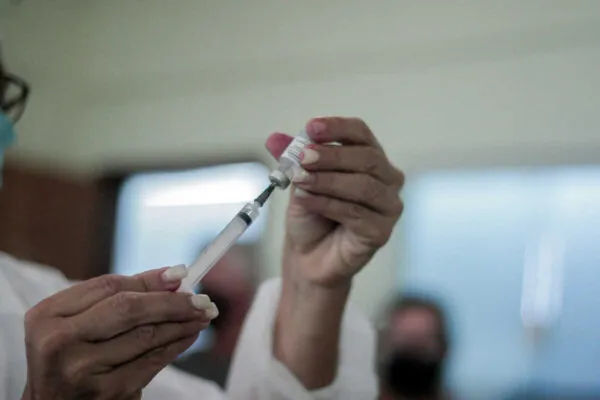 A vacinação desta etapa vai até a quarta-feira (2), das 8h ao meio-dia, em três locais no município