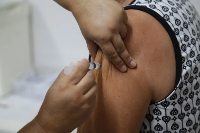 Nesta sexta-feira, os pontos de atendimento vacinam pessoas da população em geral com mais de 56 anos