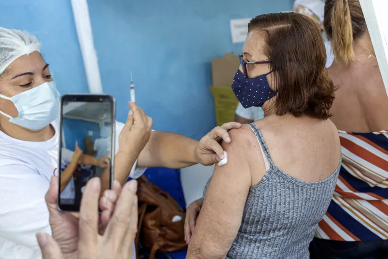 A secretaria também imuniza com a segunda dose da vacina CoronaVac