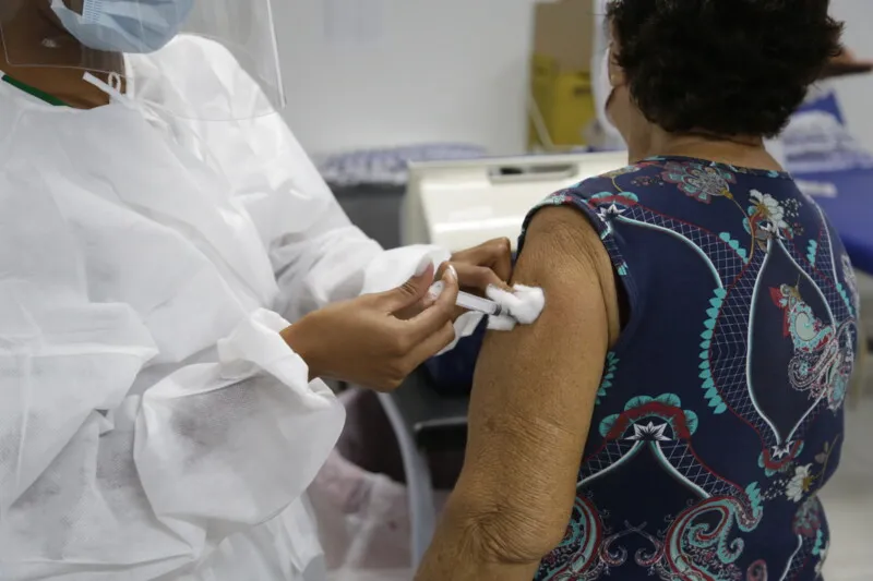 A vacina Coronavac está disponível apenas para a segunda dose