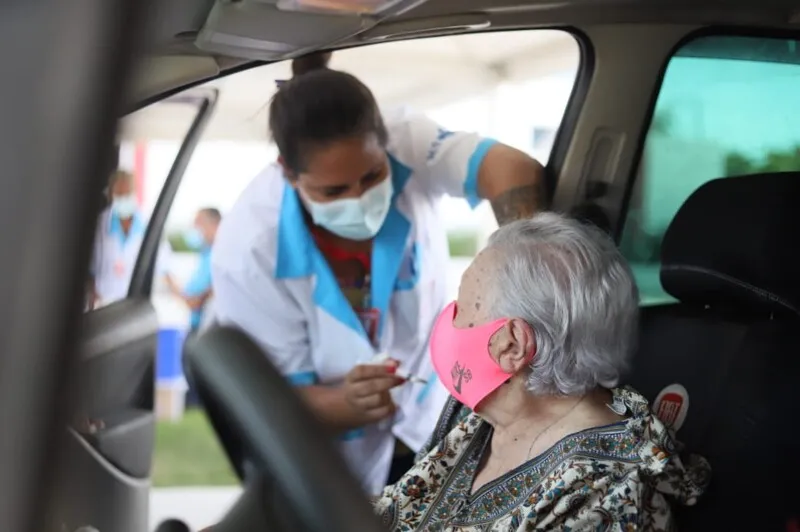 Nesta sexta-feira (19/3), a vacinação nos postos fixos e nos drive-thru terá como público alvo pessoas a partir dos 84 anos
