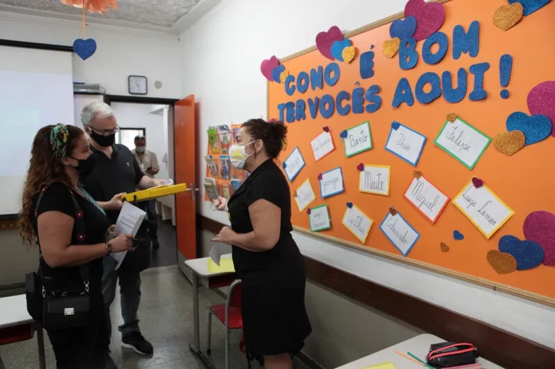 Caso o aluno seja identificado na escola com os sintomas da doença, deve ser isolado em uma sala