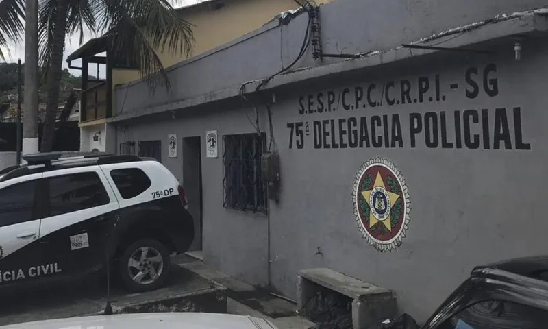 Durante a ação, os agentes apreenderam um simulacro de pistola e o telefone celular de uma das vítimas.
