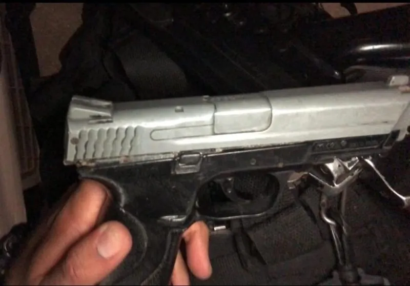 Foi apreendido um simulacro de pistola