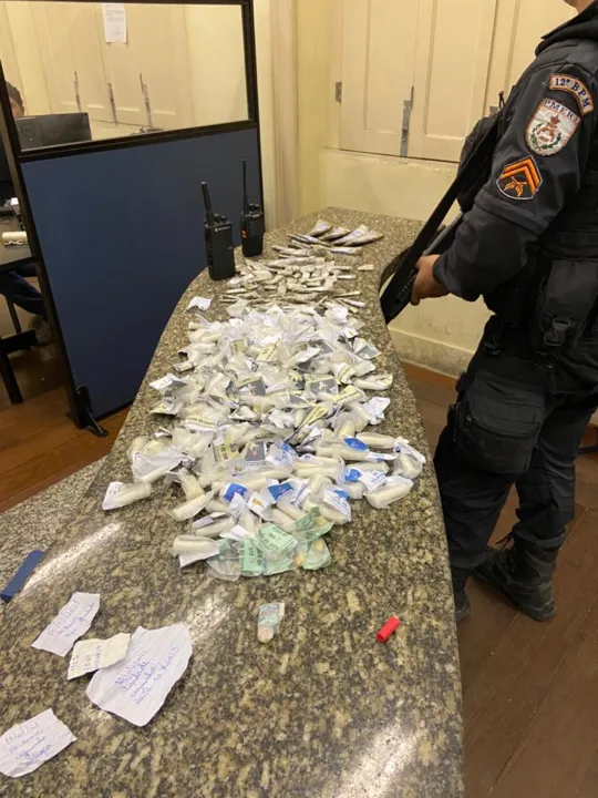 Policiais apreenderam drogas e rádios comunicadores 