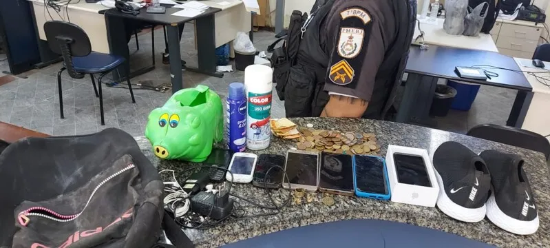 A polícia apreendeu uma mochila, sete celulares, algumas joias, fones de ouvido, um tênis e aproximadamente R$ 90 em espécie 