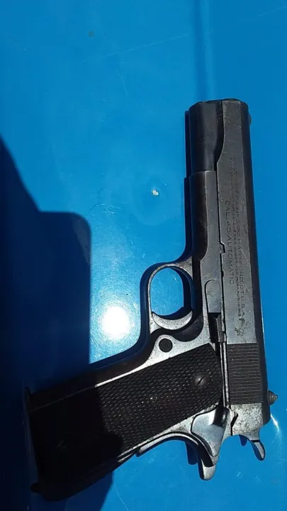 Com eles, foram apreendidos uma pistola, um simulacro e um rádio transmissor