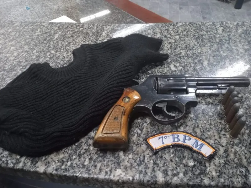 Foi apreendido um  revólver calibre 38, seis munições e uma touca ninja