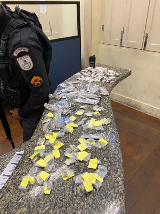 Foi apreendido 43 pinos de cocaína, 75 trouxinhas de maconha e um rádio transmissor.