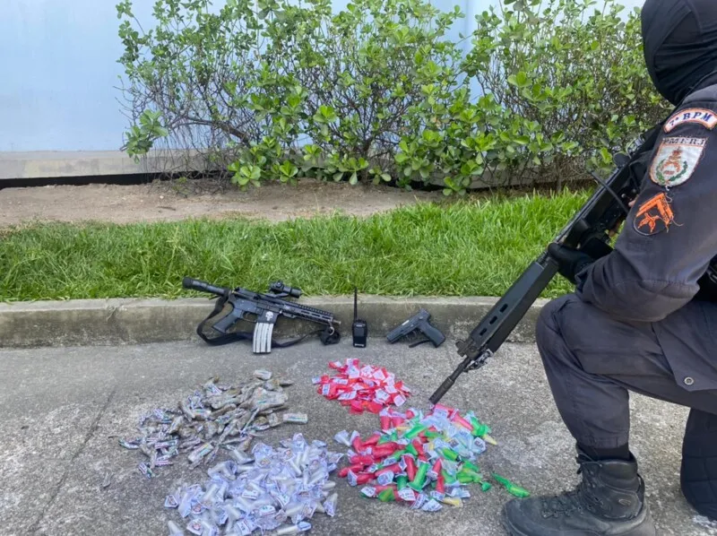 Um fuzil e uma pistola foram apreendidos