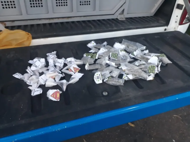 Foi apreendido cocaína e maconha