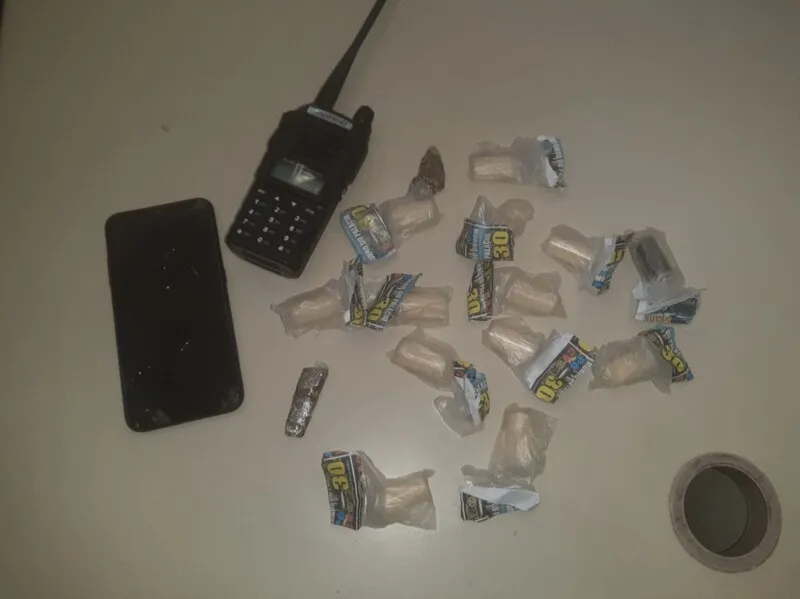 Drogas, rádio e um celular foi apreendido