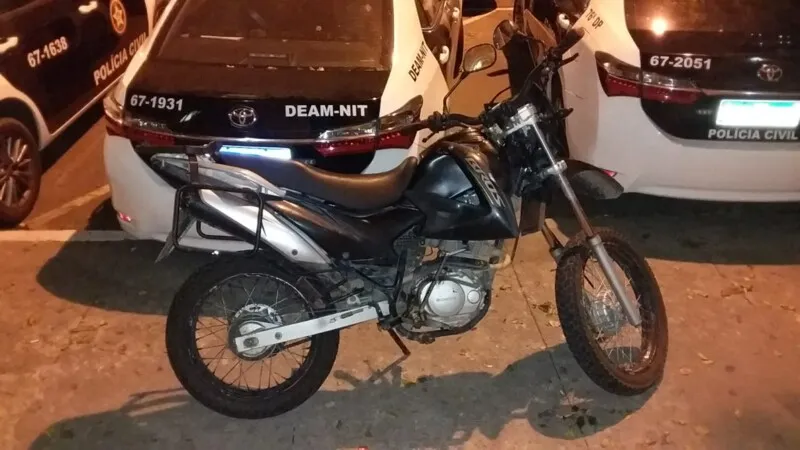 Os suspeitos foram levados à 76ª DP (Centro) onde foram autuados por receptação